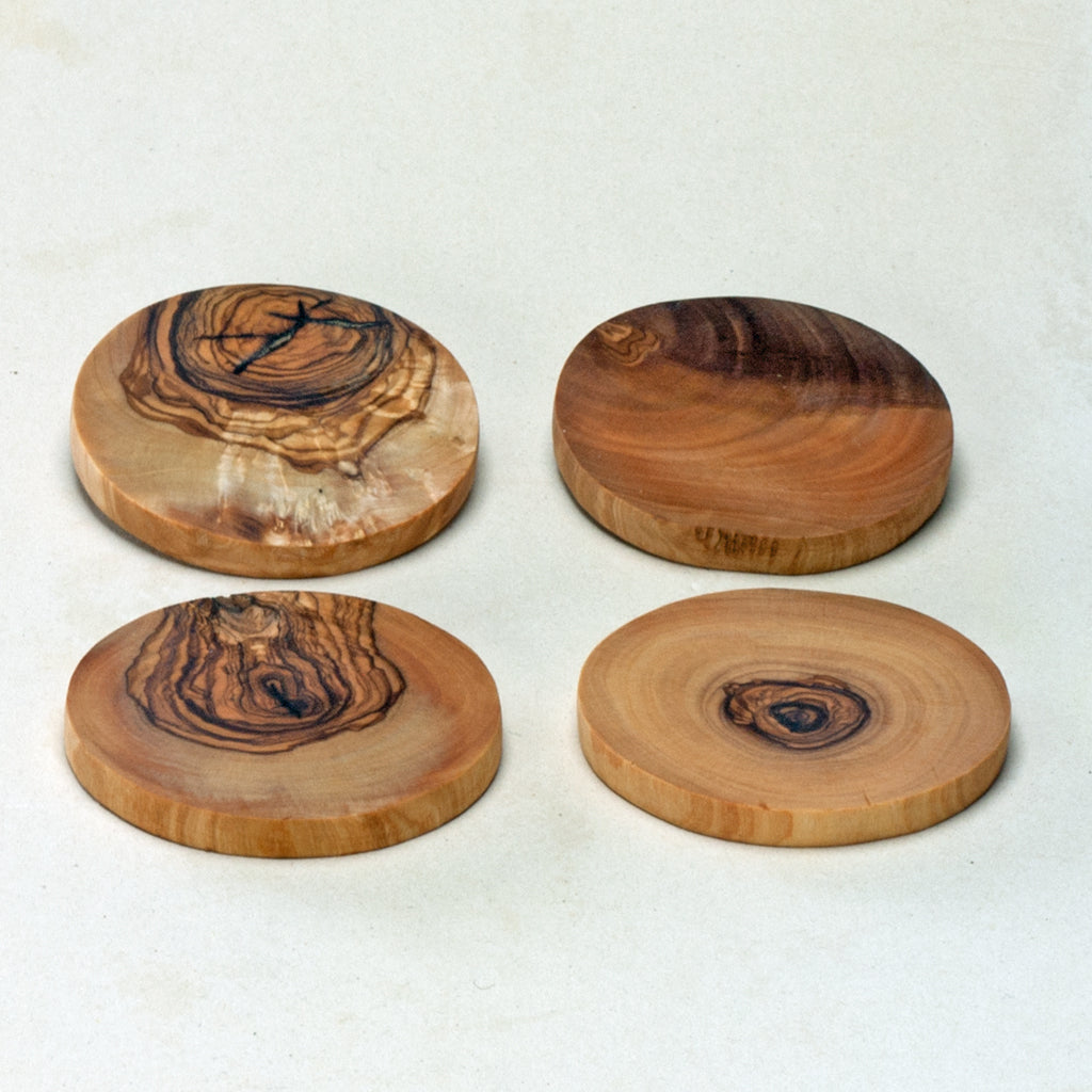 Glasbrikker, diameter 7,3 cm, højde 8 mm. i oliventræ