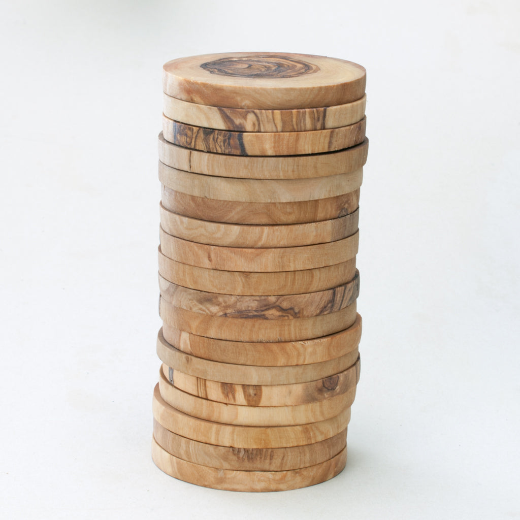 Glasbrikker, diameter 7,3 cm, højde 8 mm. i oliventræ